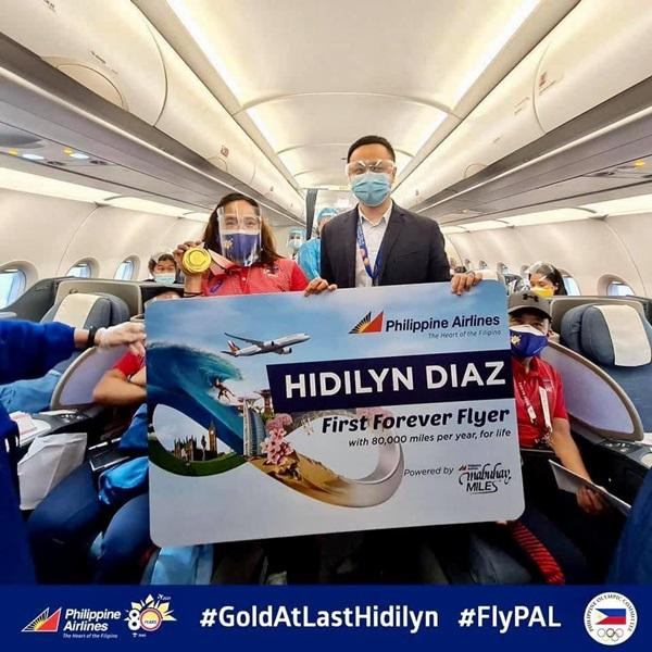 Hidilyn được tặng gói bay miễn phí suốt đời. Ảnh: Philippine Airlines. Hidilyn được tặng gói bay miễn phí suốt đời. Ảnh: Philippine Airlines.