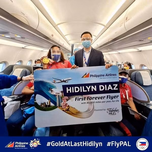 Hidilyn được tặng gói bay miễn phí suốt đời. Ảnh: Philippine Airlines.