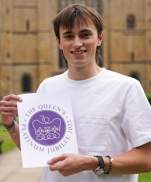 Edward và tác phẩm của mình. Ảnh: Jacob King/ Getty. Edward và tác phẩm của mình. Ảnh: Jacob King/ Getty.