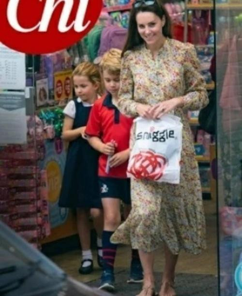 Vì Kate che bụng, lại đi dép bệt nên cư dân mạng vẫn đồn đoán về việc cô có thể đang mang bầu. Ảnh: Instagram. Vì Kate che bụng, lại đi dép bệt nên cư dân mạng vẫn đồn đoán về việc cô có thể đang mang bầu. Ảnh: Instagram.