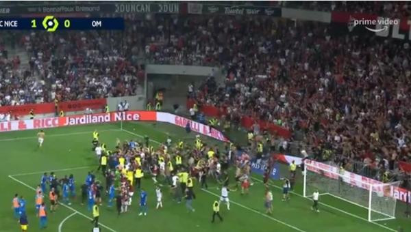 Cả cầu thủ, khán giả và đội ngũ nhân viên của 2 bên xông vào ẩu đả. Ảnh: ABC.