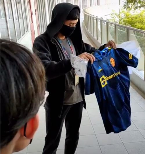 Thầy giáo bất ngờ khi được sinh viên tặng chiếc áo của đội bóng mình yêu thích. Ảnh: Hudzaifah A.J.