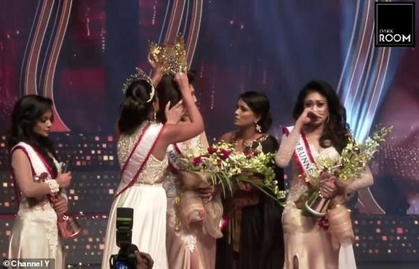 De Silva rất sốc khi bị giằng vương miện đến mức chảy cả máu đầu. Ảnh: Channel Y. De Silva rất sốc khi bị giằng vương miện đến mức chảy cả máu đầu. Ảnh: Channel Y.