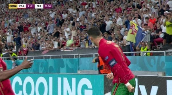Ronaldo có vẻ tức giận sau khi khán giả ném cốc vào anh. Ảnh: BBC. Ronaldo có vẻ tức giận sau khi khán giả ném cốc vào anh. Ảnh: BBC.