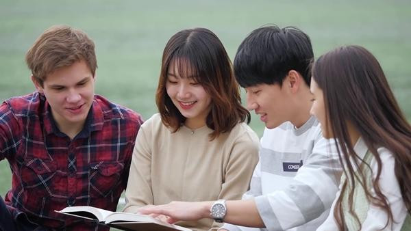 Chủ quán muốn sinh viên có thể hoàn toàn thư giãn khi đến quán mà không phải lo tình cờ đụng mặt giảng viên. Ảnh minh họa: YouTube. Chủ quán muốn sinh viên có thể hoàn toàn thư giãn khi đến quán mà không phải lo tình cờ đụng mặt giảng viên. Ảnh minh họa: YouTube.