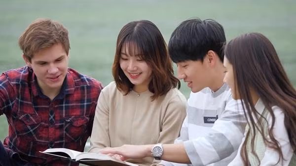 Chủ quán muốn sinh viên có thể hoàn toàn thư giãn khi đến quán mà không phải lo tình cờ đụng mặt giảng viên. Ảnh minh họa: YouTube. Chủ quán muốn sinh viên có thể hoàn toàn thư giãn khi đến quán mà không phải lo tình cờ đụng mặt giảng viên. Ảnh minh họa: YouTube.