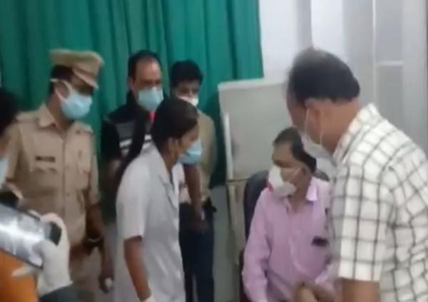 Y tá và bác sĩ cãi nhau. Ảnh: ANI. Y tá và bác sĩ cãi nhau. Ảnh: ANI.