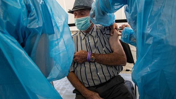 Một người được tiêm vắc-xin Sinovac ở Chile. Ảnh minh họa: Esteban Felix/ AP. Một người được tiêm vắc-xin Sinovac ở Chile. Ảnh minh họa: Esteban Felix/ AP.