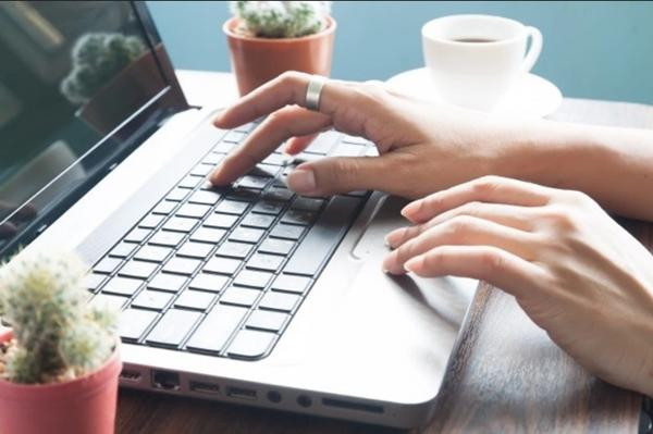 Ngoài giờ làm việc ở công ty, Iwatsuka còn viết tiểu thuyết. Ảnh minh họa: Freepik. Ngoài giờ làm việc ở công ty, Iwatsuka còn viết tiểu thuyết. Ảnh minh họa: Freepik.