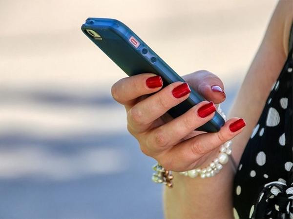 Theo Tòa án thì dù thế nào đi nữa, việc tự ý xem điện thoại của người khác vẫn là không thể chấp nhận. Ảnh minh họa: Pixabay. Theo Tòa án thì dù thế nào đi nữa, việc tự ý xem điện thoại của người khác vẫn là không thể chấp nhận. Ảnh minh họa: Pixabay.