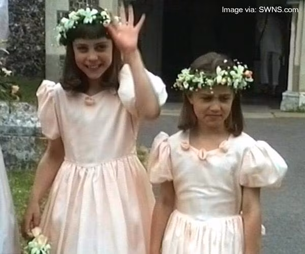 Kate và em gái Pippa khi còn nhỏ, đi nâng váy cưới cho cô dâu trong hôn lễ của chú mình (ông Gary). Ảnh: SWNS.