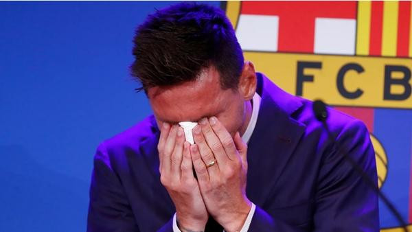 Messi khóc trong buổi họp báo từ biệt. Ảnh: Joan Monfort/ AP.