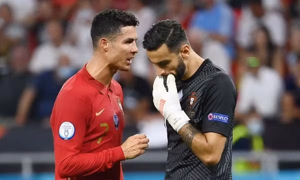 Đội trưởng khuyên mà Patricio không nghe nên mới "chịu thua" trước quả penalty. Ảnh: Franck Fife/ Pool/ Getty Images.