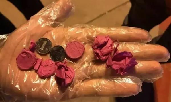 Những đồng xu bọc giấy đỏ đã được dùng để ném vào động cơ máy bay. Ảnh: Beibu Gulf Airlines/ Weibo.