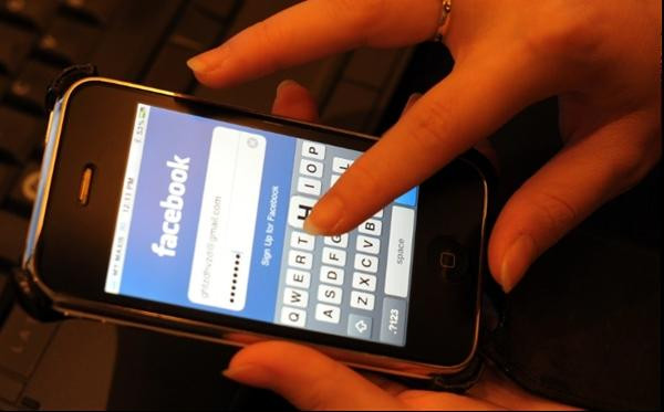 Đã có gần 300 học sinh viết mật khẩu của mình ra rồi nộp cho nhà trường. Ảnh minh họa: Saeed Khan/ AFP/ Getty Images.