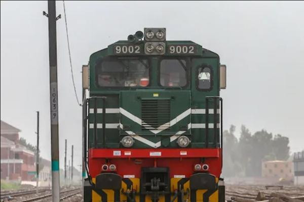 Theo Bộ Đường sắt ở Pakistan, việc tự ý dừng tàu ngoài kế hoạch sẽ gây mất an toàn. Ảnh minh họa: News 18. Theo Bộ Đường sắt ở Pakistan, việc tự ý dừng tàu ngoài kế hoạch sẽ gây mất an toàn. Ảnh minh họa: News 18.