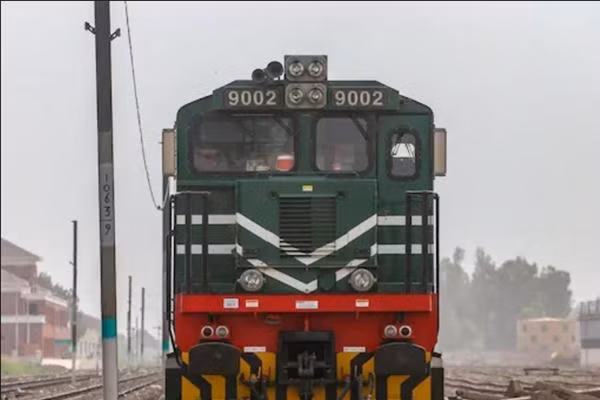 Theo Bộ Đường sắt ở Pakistan, việc tự ý dừng tàu ngoài kế hoạch sẽ gây mất an toàn. Ảnh minh họa: News 18.
