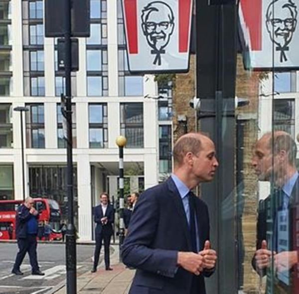 Hoàng tử William từng bị chụp ảnh đang ngó vào tiệm KFC, khiến nhiều người đùa rằng anh không mang tiền theo người nên ngại vào. Ảnh: KFC.