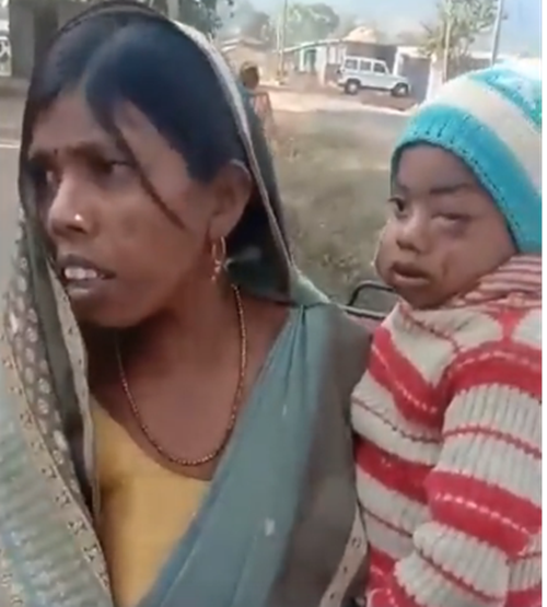 Cuối cùng thì người mẹ &quot;siêu anh hùng&quot; đã giành lại được con trai. Ảnh: Twitter.