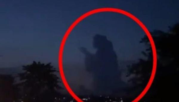 Hình bóng kỳ lạ xuất hiện trên bầu trời ở Indonesia. Ảnh: APB. Hình bóng kỳ lạ xuất hiện trên bầu trời ở Indonesia. Ảnh: APB.