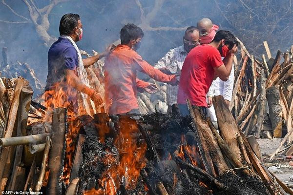 Nhiều người than khóc tại một khu hỏa táng với lửa cháy không ngừng ở New Delhi. Ảnh: AFP/ Getty Images. Nhiều người than khóc tại một khu hỏa táng với lửa cháy không ngừng ở New Delhi. Ảnh: AFP/ Getty Images.