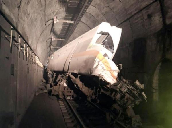 Một toa tàu gặp nạn. Ảnh: REX. Một toa tàu gặp nạn. Ảnh: REX.