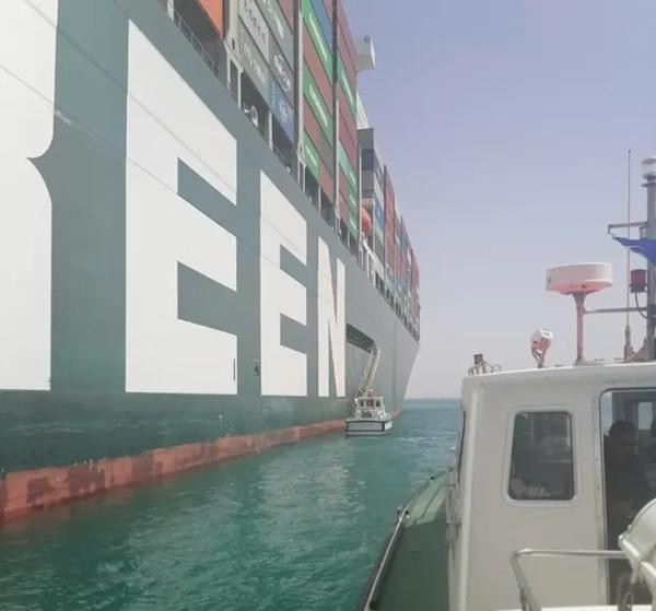 Một chiếc tàu nhỏ của Liên đoàn Công nhân Vận tải Quốc tế lại gần tàu Ever Given. Ảnh: ITWF.