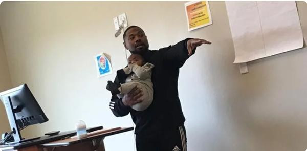 Thầy Dix bỗng nhiên trở nên nổi tiếng sau khi Imani kể lại câu chuyện của mình. Ảnh: Yahoo.