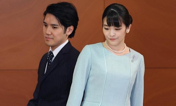 Vợ chồng Mako và Kei Komuro trong buổi họp báo đơn giản sau khi cưới. Ảnh: Newmyroyals. Vợ chồng Mako và Kei Komuro trong buổi họp báo đơn giản sau khi cưới. Ảnh: Newmyroyals.