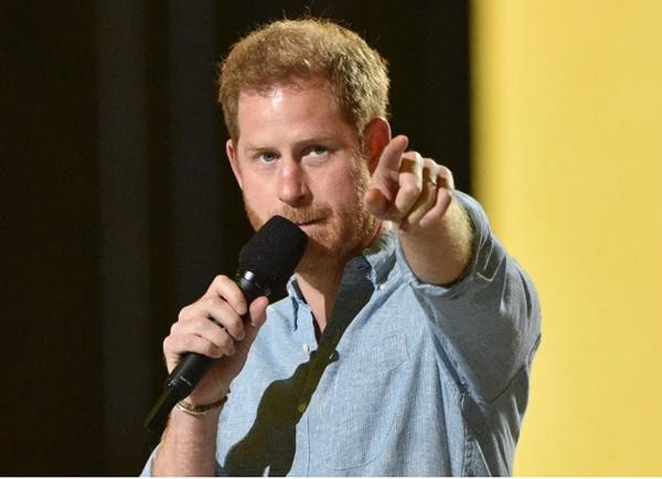 Harry gây bất ngờ khi lại không tiếc lời công kích gia đình mình. Ảnh: AFP/ Getty Images. Harry gây bất ngờ khi lại không tiếc lời công kích gia đình mình. Ảnh: AFP/ Getty Images.