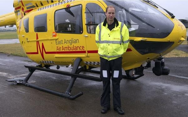 Hoàng tử William làm công việc lái máy bay cứu hộ trong 2 năm. Ảnh: Stefan Rousseau/ Pool/ AP. Hoàng tử William làm công việc lái máy bay cứu hộ trong 2 năm. Ảnh: Stefan Rousseau/ Pool/ AP.