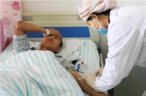 Một người tham gia chạy marathon đang được điều trị trong bệnh viện. Ảnh: Reuters. Một người tham gia chạy marathon đang được điều trị trong bệnh viện. Ảnh: Reuters.