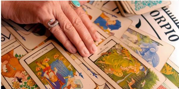 Bà Sophia "phán" rằng Mauro đang phải chịu "lời nguyền của một phù thủy" do người yêu cũ thuê. Ảnh minh họa: Cheryl Gerber/ AP. Bà Sophia "phán" rằng Mauro đang phải chịu "lời nguyền của một phù thủy" do người yêu cũ thuê. Ảnh minh họa: Cheryl Gerber/ AP.