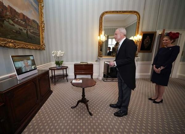 Nữ hoàng vừa trò chuyện trực tuyến với các đại sứ mới mà một số quốc gia cử đến Anh. Ảnh: PA. Nữ hoàng vừa trò chuyện trực tuyến với các đại sứ mới mà một số quốc gia cử đến Anh. Ảnh: PA.