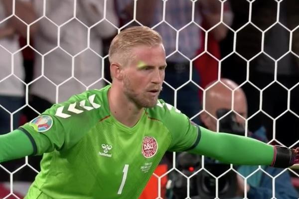 Đèn laze được chiếu thẳng vào mặt thủ môn Kasper Schmeichel khi anh chuẩn bị bắt penalty. Ảnh: Rasmus/ Twitter.