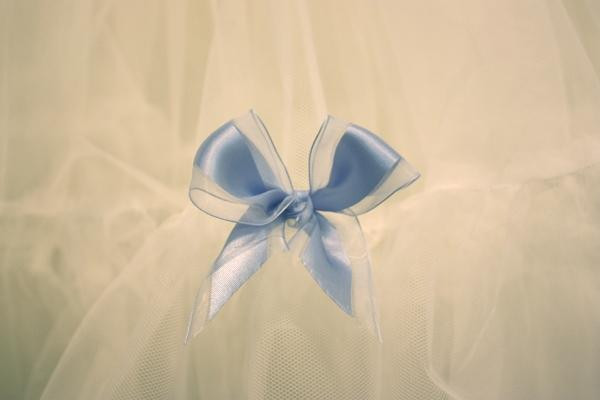 Một chiếc nơ xanh nhỏ xíu được đính ở một vị trí nào đó trên váy cưới được cho là tượng trưng cho sự chung thủy và may mắn. Ảnh: Richard Designs. Một chiếc nơ xanh nhỏ xíu được đính ở một vị trí nào đó trên váy cưới được cho là tượng trưng cho sự chung thủy và may mắn. Ảnh: Richard Designs.