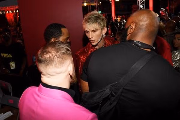 Giữa võ sĩ và ca sĩ có căng thẳng. Ảnh: Kevin Mazur/ MTV VMAs 2021/ Getty Images.