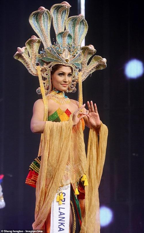 De Silva biểu diễn tại vòng chung kết cuộc thi Hoa hậu Nữ hoàng Du lịch Quốc tế hồi năm 2011. Ảnh: Shang Hongtao. De Silva biểu diễn tại vòng chung kết cuộc thi Hoa hậu Nữ hoàng Du lịch Quốc tế hồi năm 2011. Ảnh: Shang Hongtao.