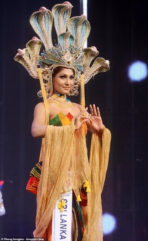 De Silva biểu diễn tại vòng chung kết cuộc thi Hoa hậu Nữ hoàng Du lịch Quốc tế hồi năm 2011. Ảnh: Shang Hongtao.