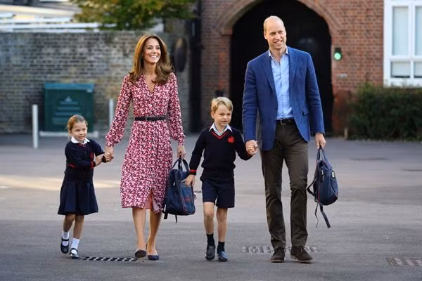 William - Kate dẫn các con đi học. Nhiều phụ huynh nói rằng, nếu không để ý, sẽ chẳng ai nhận ra cặp vợ chồng nổi tiếng này ở trường vì trông họ giống y như mọi người. Ảnh: Aaron Chown/ Getty Images Europe.