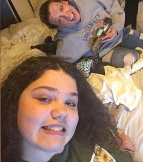 Gia đình Destini nói rằng, nữ sinh này “sống vì TikTok”, rất hay xem các video trên nền tảng này. Ảnh: Kimberly Crane. Gia đình Destini nói rằng, nữ sinh này “sống vì TikTok”, rất hay xem các video trên nền tảng này. Ảnh: Kimberly Crane.