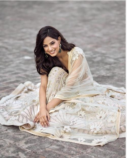 Sandhu rất xinh đẹp trong trang phục truyền thống của phụ nữ Ấn Độ. Ảnh: Instagram.