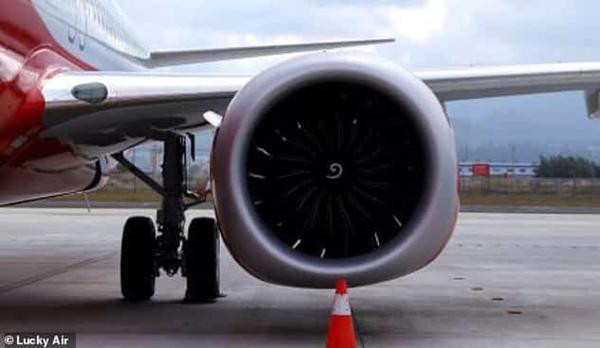 Năm ngoái, có người cũng ném nhiều đồng xu vào động cơ máy bay của hãng Lucky Air, để cho may mắn. Ảnh: Lucky Air.