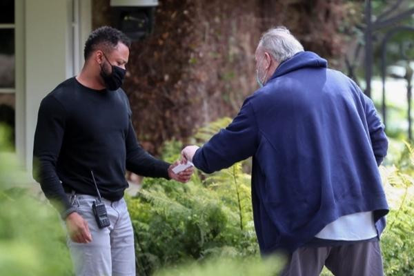 Bố của Meghan đưa thư cho nhân viên bảo vệ đứng bên ngoài nhà Oprah. Ảnh: BackGrid. Bố của Meghan đưa thư cho nhân viên bảo vệ đứng bên ngoài nhà Oprah. Ảnh: BackGrid.