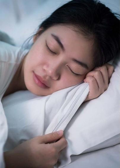 Cô gái ăn xong đi ngủ mà chẳng nghi ngờ gì. Ảnh minh họa: Asia One. Cô gái ăn xong đi ngủ mà chẳng nghi ngờ gì. Ảnh minh họa: Asia One.