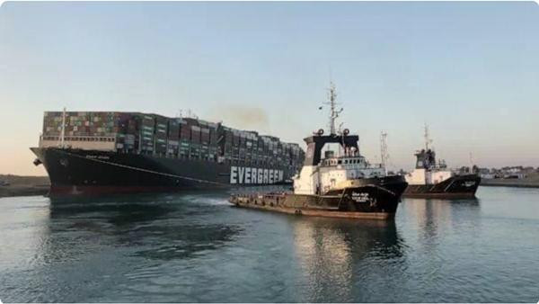 Những con tàu kéo đang cố kéo tàu Ever Given ở kênh đào Suez, ngày 29/3. Ảnh: Cơ quan Quản lý Kênh đào Suez/ AFP/ Getty Images. Những con tàu kéo đang cố kéo tàu Ever Given ở kênh đào Suez, ngày 29/3. Ảnh: Cơ quan Quản lý Kênh đào Suez/ AFP/ Getty Images.