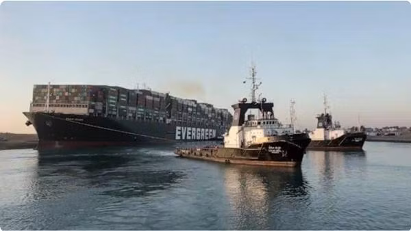 Những con tàu kéo đang cố kéo tàu Ever Given ở kênh đào Suez, ngày 29/3. Ảnh: Cơ quan Quản lý Kênh đào Suez/ AFP/ Getty Images.