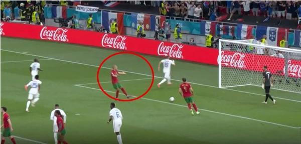 Pepe tức giận mắng thủ môn đội mình. Ảnh: The Sun. Pepe tức giận mắng thủ môn đội mình. Ảnh: The Sun.