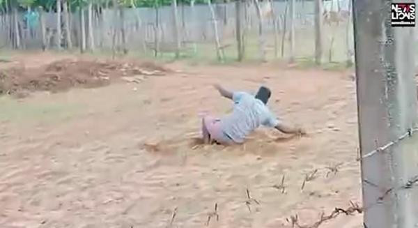 May là rơi từ trên cao xuống nhưng Nadarasa không sao cả, đứng dậy được ngay. Ảnh: YouTube.