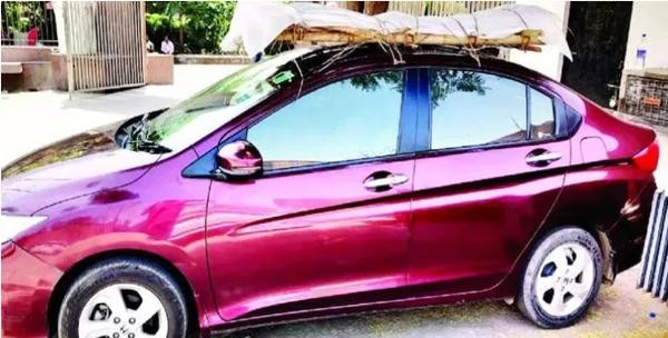 Người con trai phải buộc xác cha lên nóc xe ô tô mà chở đến khu hỏa táng. Ảnh: Twitter. Người con trai phải buộc xác cha lên nóc xe ô tô mà chở đến khu hỏa táng. Ảnh: Twitter.